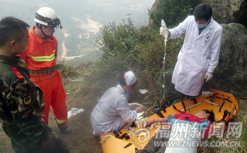 悬崖边紧急救援，三名医护人员跪地挽救生命