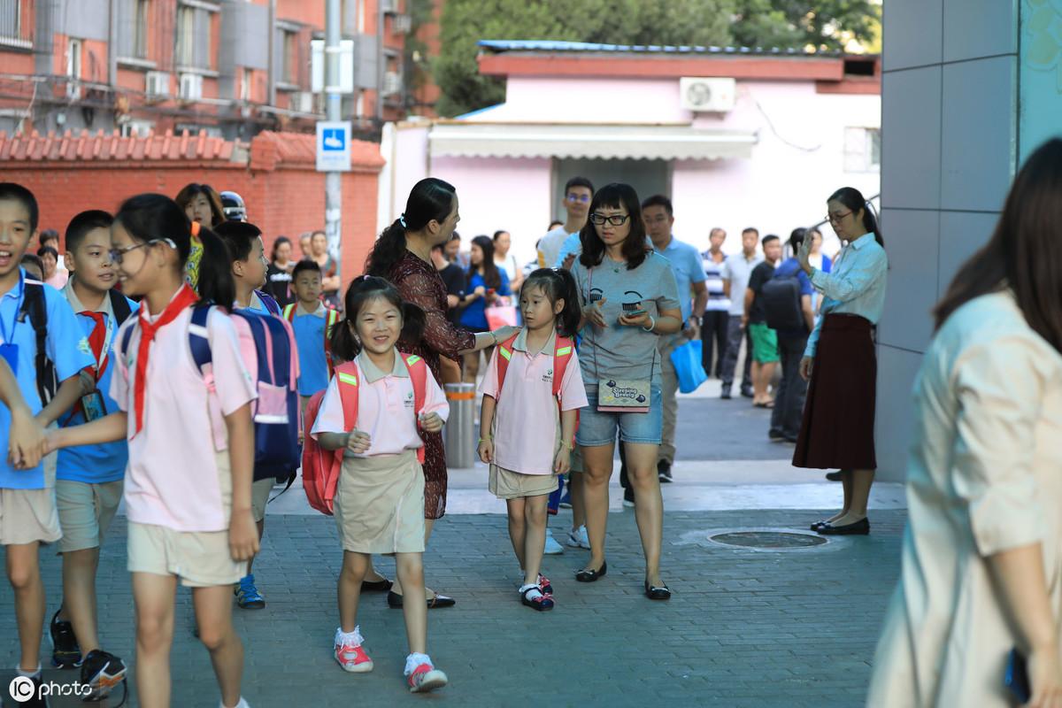 老师怒批家长送孩子上学迟到