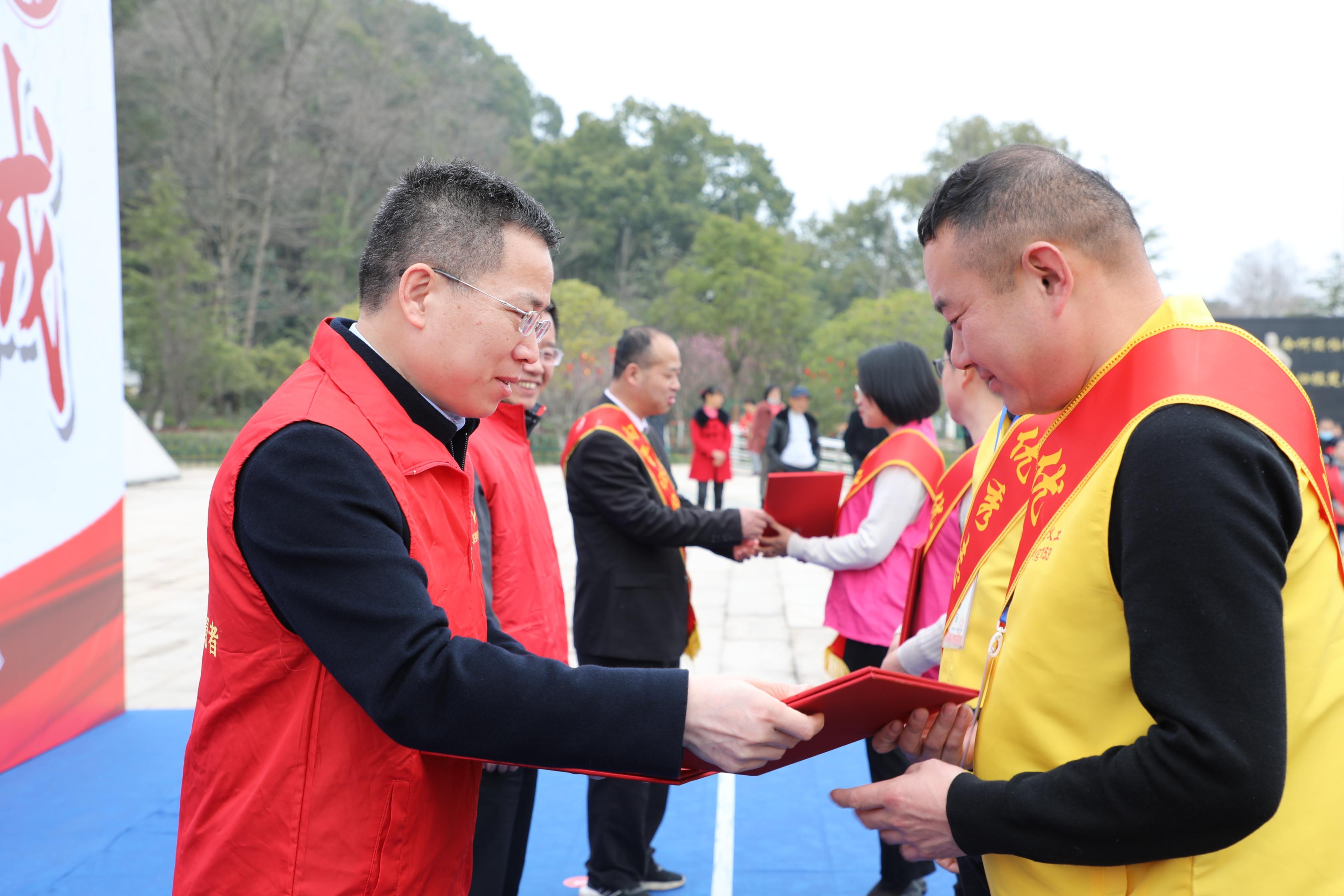 社区志愿服务热潮高涨，居民参与度显著提升