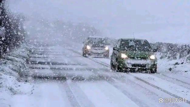 鹤岗破纪录暴雪，乘客雪中推公交的壮观景象