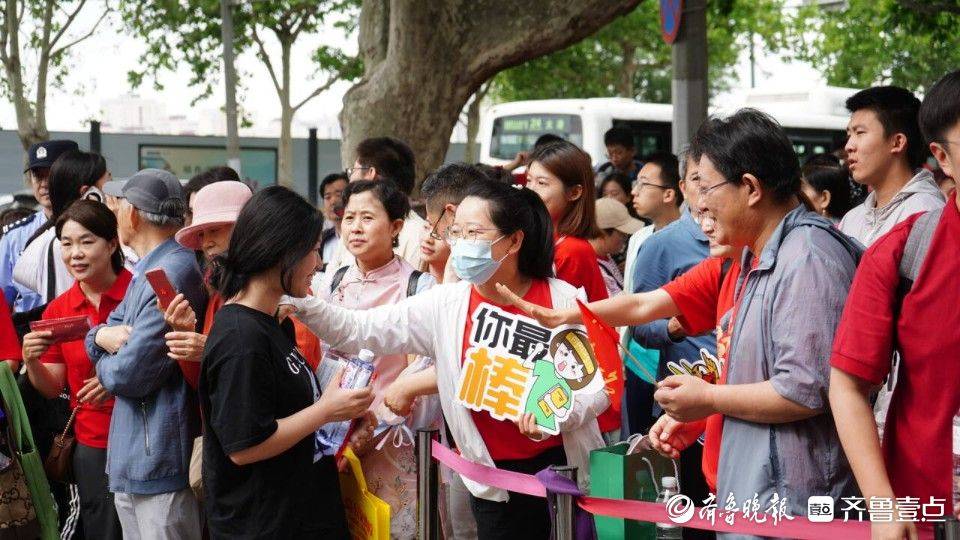 青岛七千余名高考生备战，期待与压力交织之际