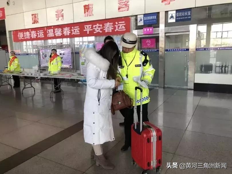 年夜饭价格下调，大众尽享节日美食与温馨