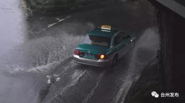 暴雨天气出行安全指南，避免隐患，平安出行