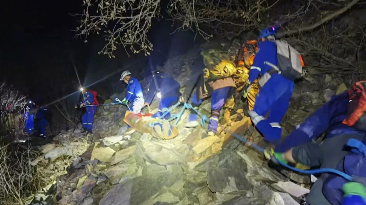 悲剧中的温情与反思，男子登山意外身亡，孩子以为只是睡着的故事