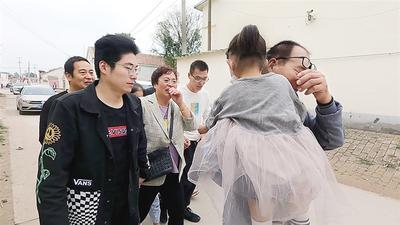 女子探亲途中遭遇不幸，母子二人被拐卖失联