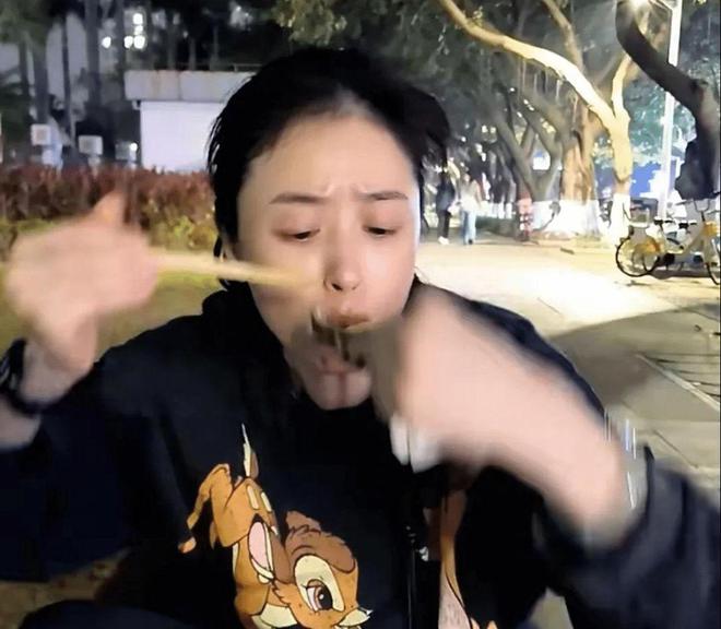 蒋欣路边摊生蚝大吃，美食背后的故事与人生启示