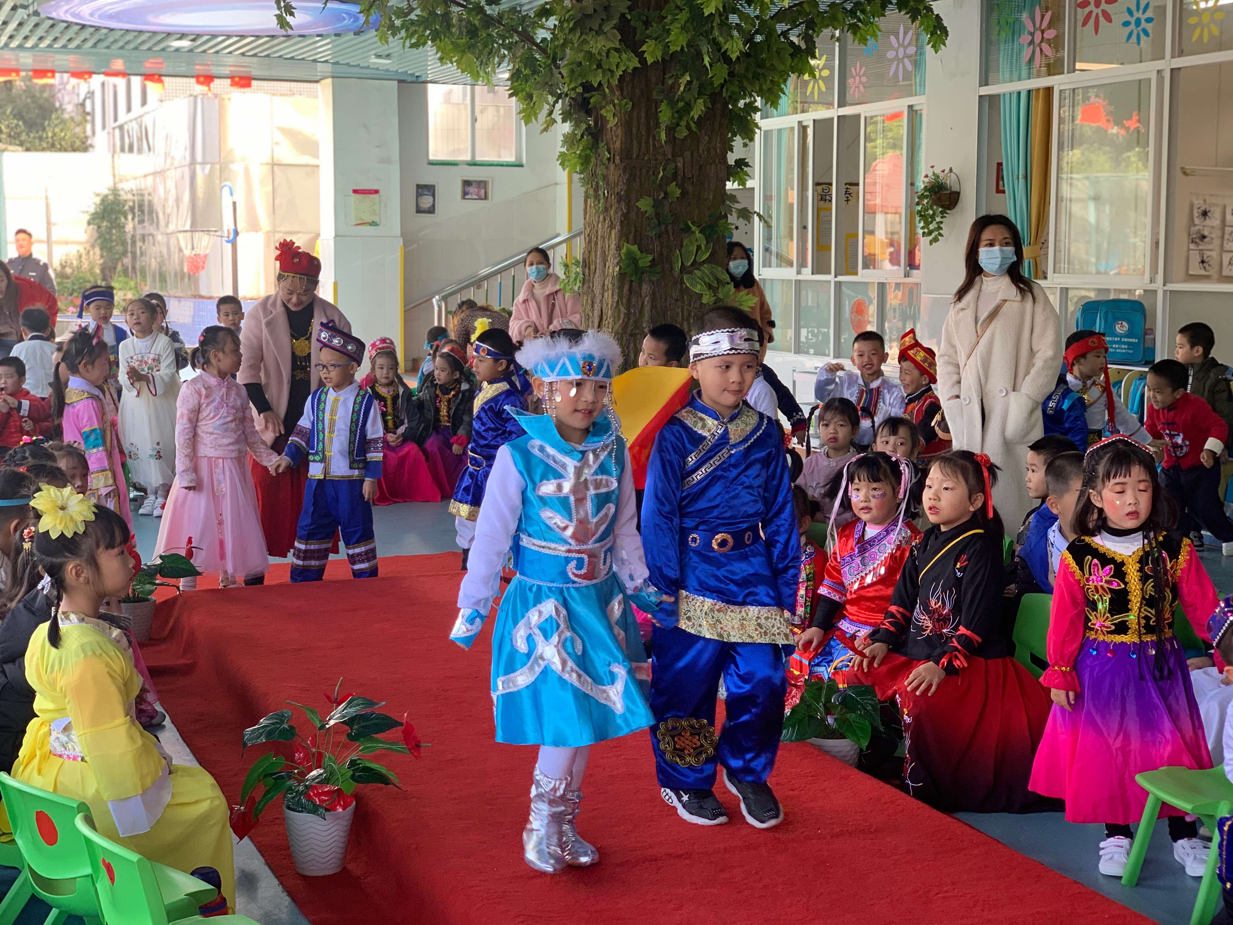 幼儿园文化节亮点，民族服饰展演大放异彩