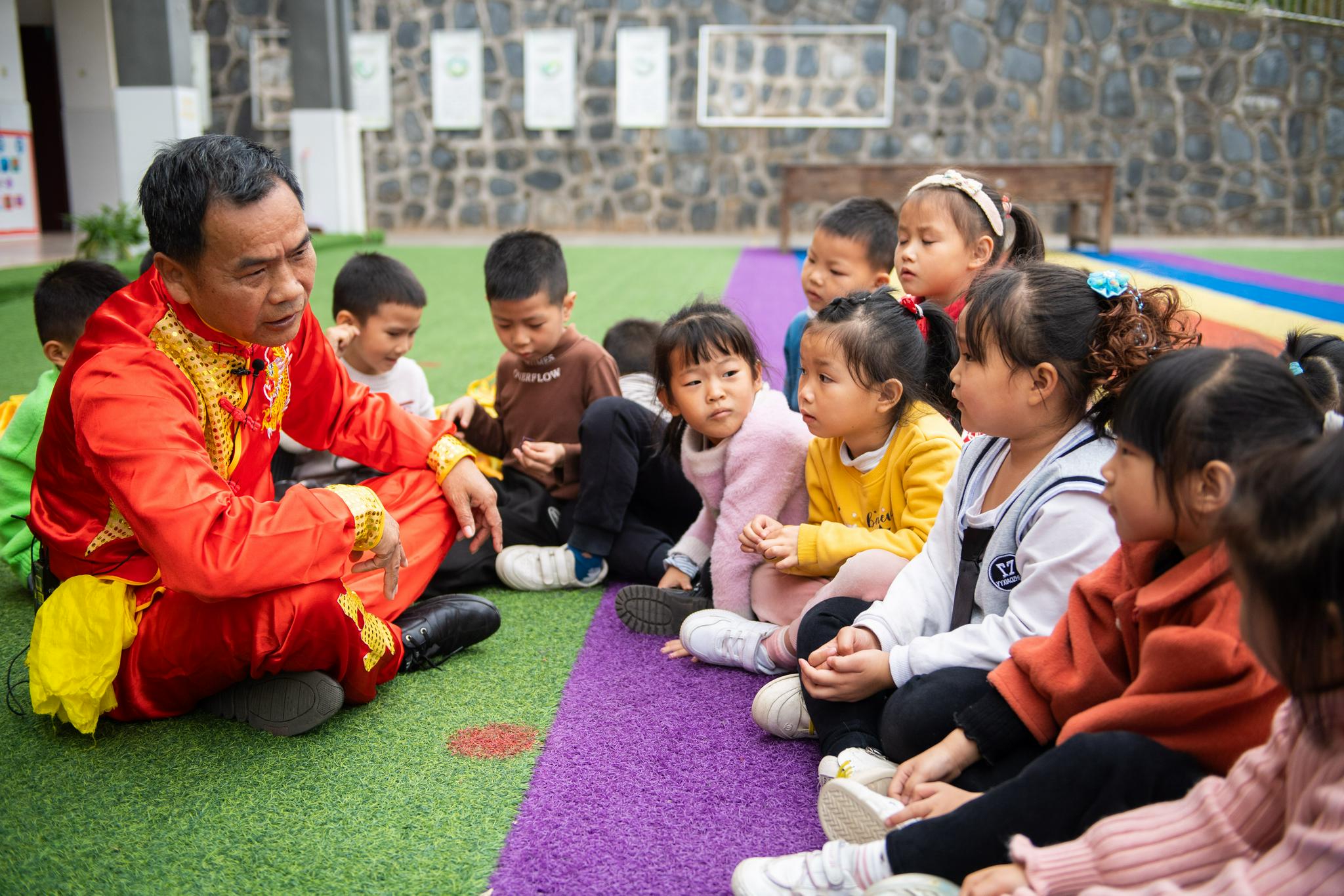 民间艺人走进幼儿园，传承传统技艺的启蒙教育之旅