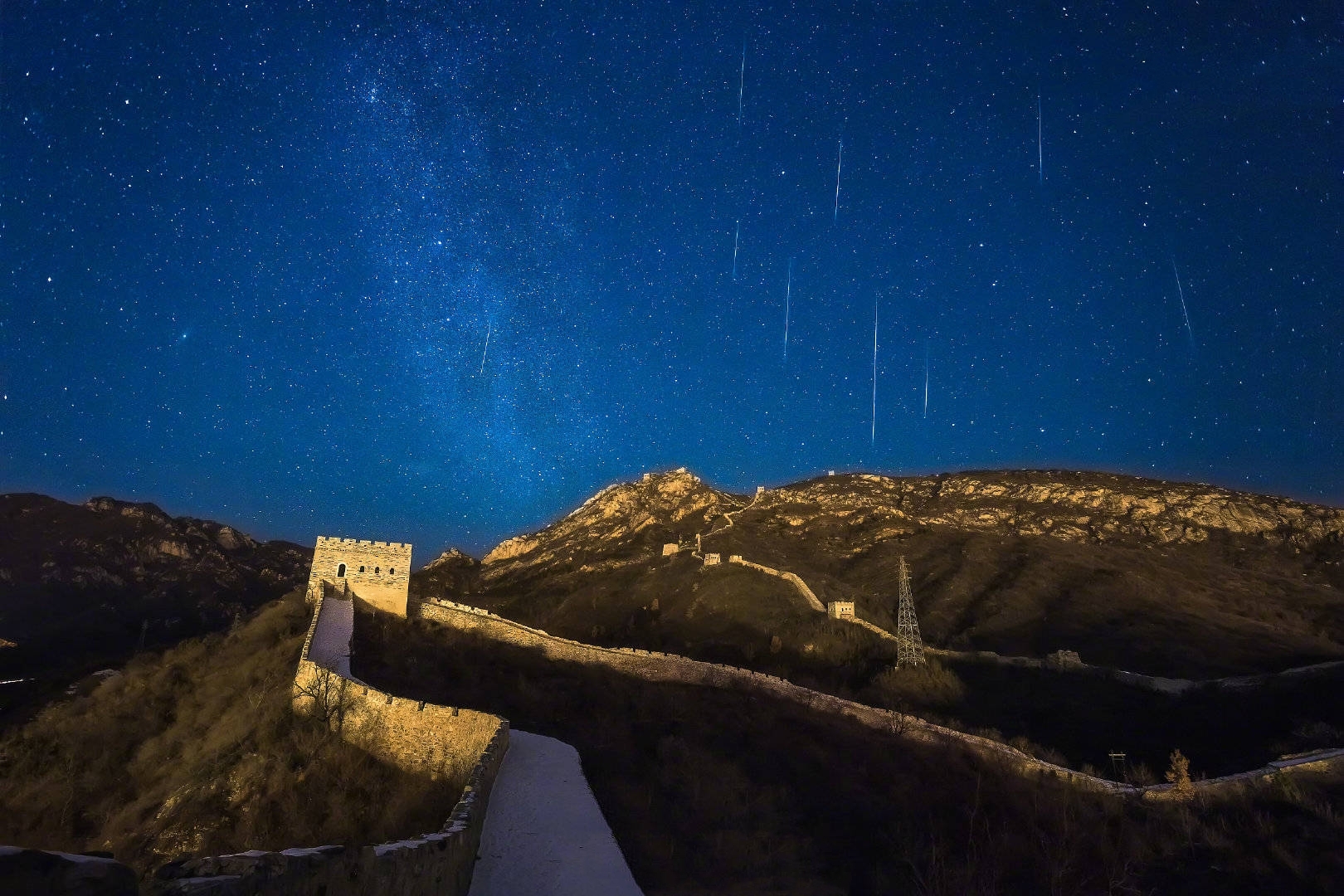 流星雨与古迹的梦幻交汇，宇宙历史画卷的壮丽同框